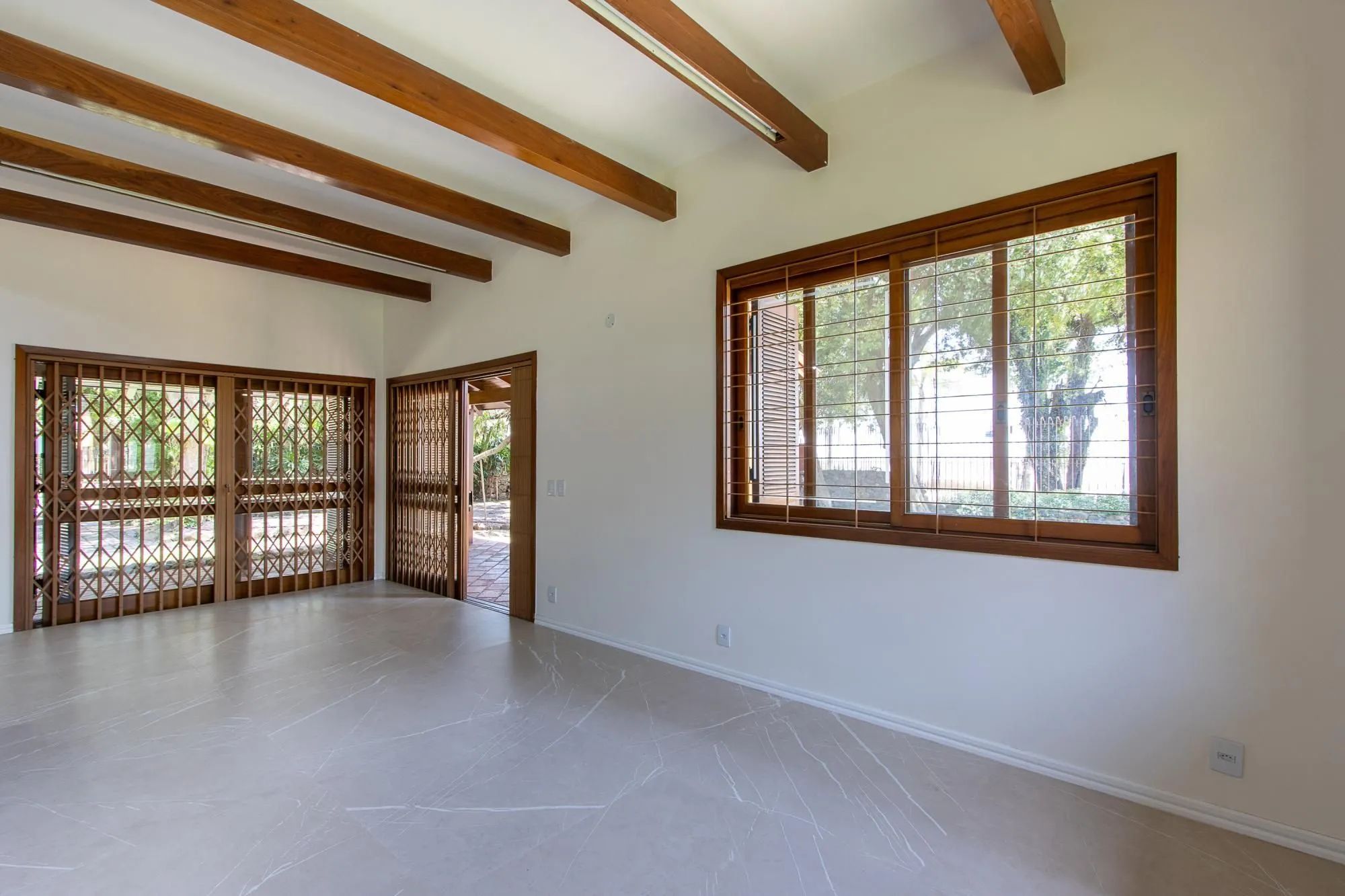 Imagem Casa com 2 dormitórios 3 banheiros. lareira e churrasqueira, e com arquitetura moderna.