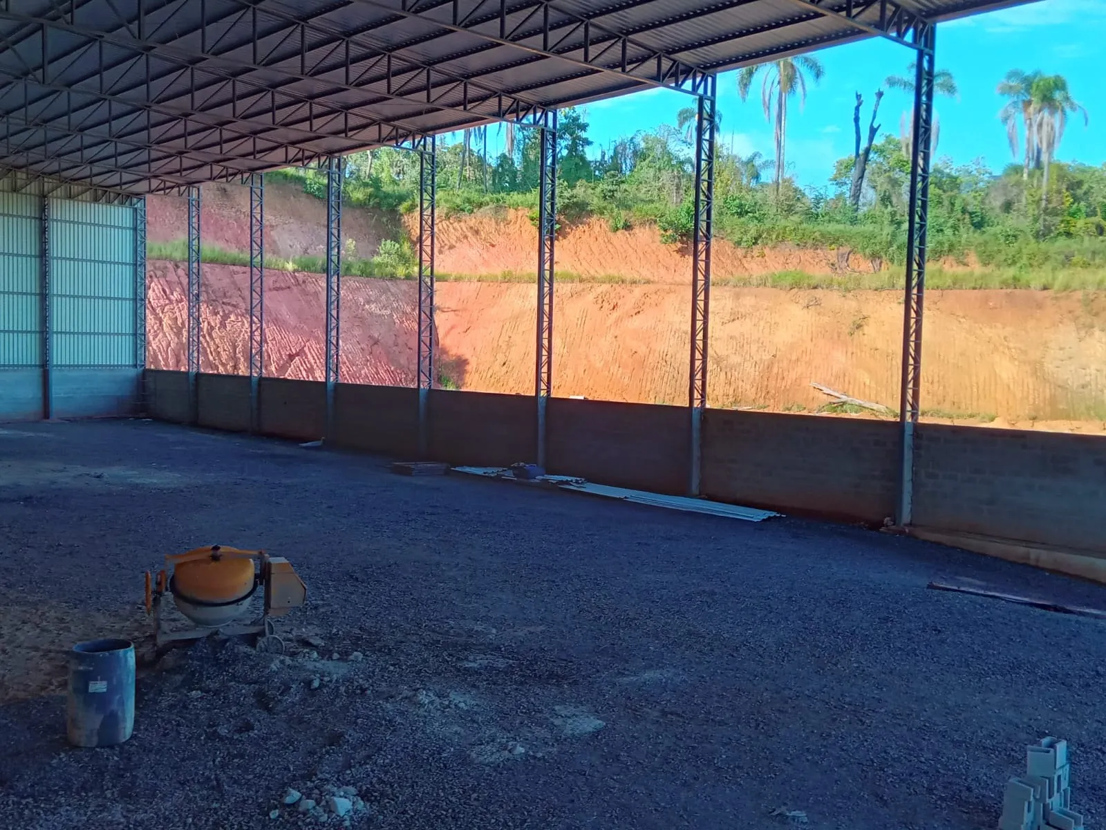 Imagem Galpão Comercial para Venda ou Locação em Cambuí-MG, Bairro Água Comprida: 1 Sala, 2 Banheiros, 5 Vagas de Garagem, 3.600m² de Área.