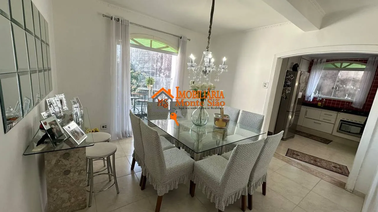 Foto do imóvel Sobrado à Venda no Jardim Vila Galvão com 3 Quartos, Piscina e 3 Vagas