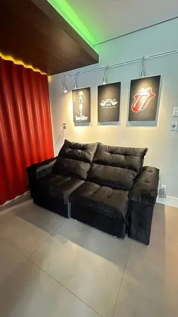 Imagem Apartamento 2 dormitórios, sendo 1 suíte, 77 m² de área privativa e 2 vaga(s) de garagem. Localizado na Rua Mario Antunes da Cunha, no bairro Petrópolis em Porto Alegre.
