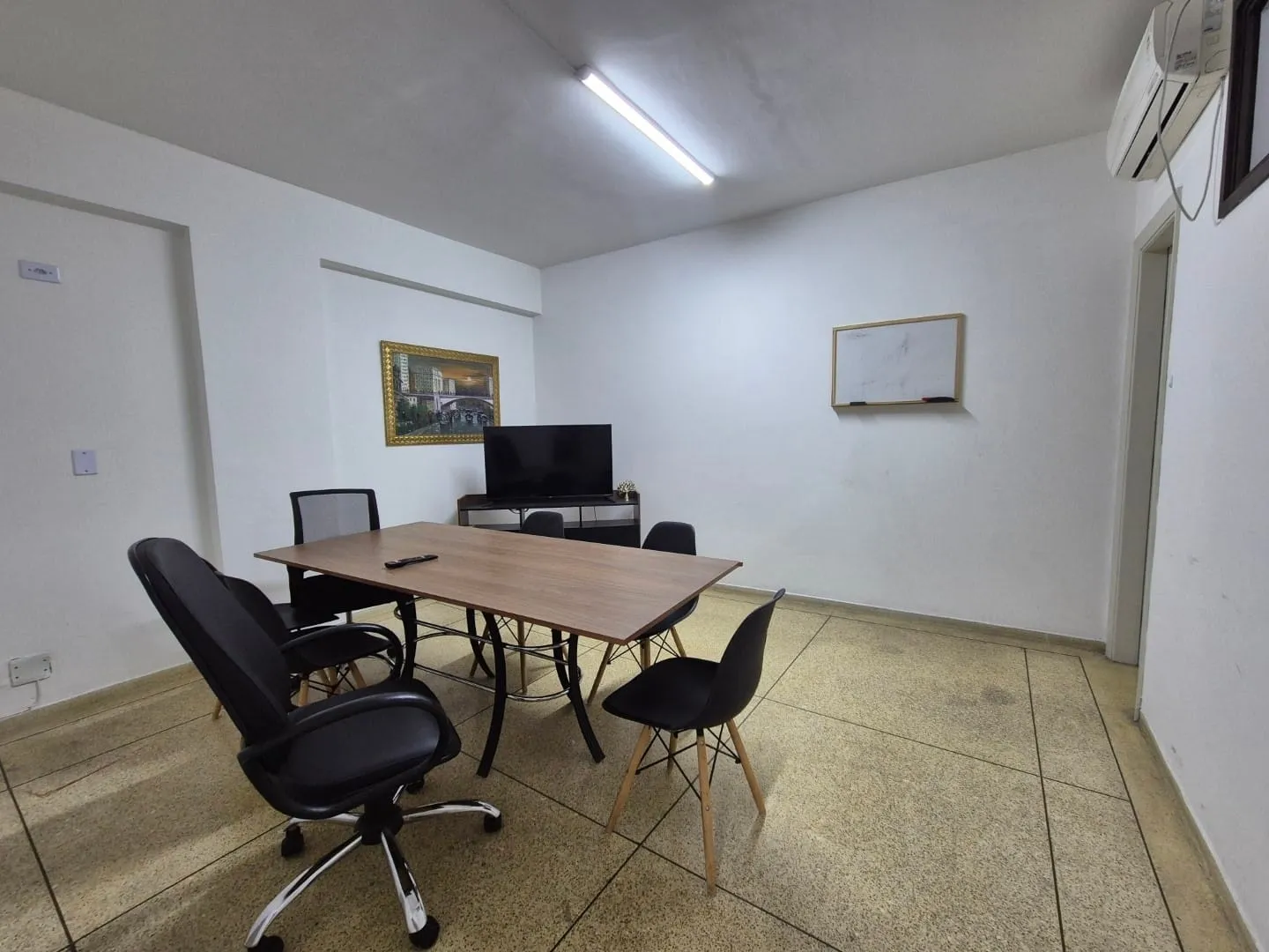 Imagem Amplo e Funcional Ponto Comercial no Térreo do Edifício Vieira Santos no Centro, Próximo a Tudo o Que Você Precisa