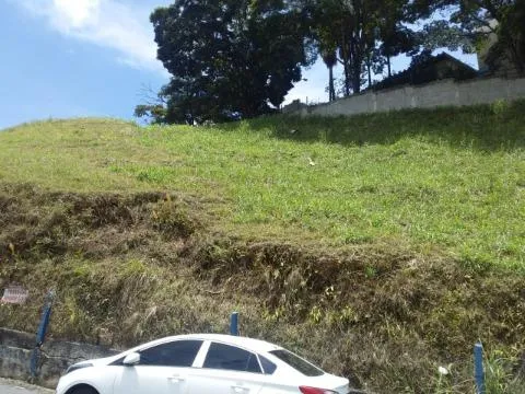 Imagem VENDA DE TERRENO COMERCIAL NO CENTRO DE ARUJÁ/SP, ÓTIMA OPORTUNIDADE COM ÁREA TOTAL DE 877m², perto de bancos, restaurantes e mercados! CONSULTE-NOS.
