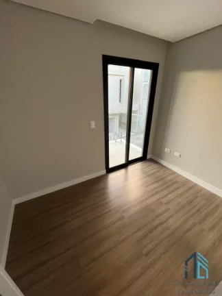 Imagem Sobrado com Ático e terraço, 03 quartos c/suíte em Condomínio no Uberaba em Curitiba PR