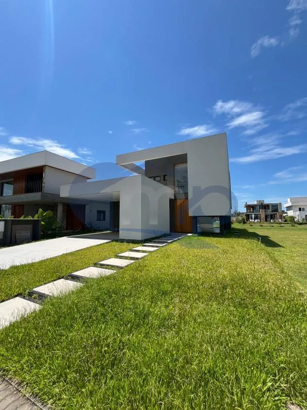 Imagem Casa Nova de Alto Padrao com 4 Suites no Reserva das Aguas - Torres/RS