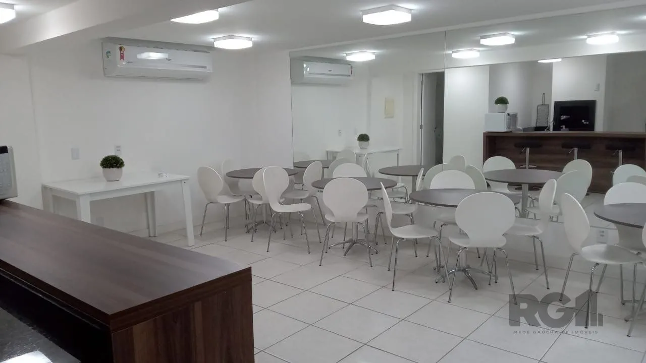 Imagem Apartamento com TERRAÇO, localizado num dos mais sofisticados bairros de Porto Alegre, bairro Rio Branco. Apartamento totalmente mobiliado.