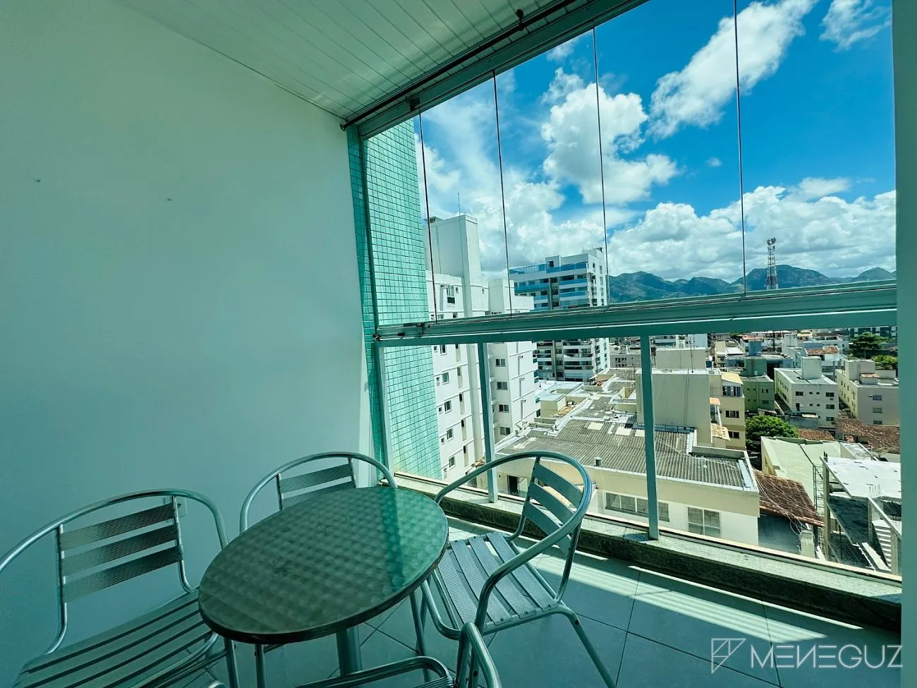 Imagem Apartamento Mobiliado na Praia do Morro - 3 Quartos em Prédio Frente Mar!