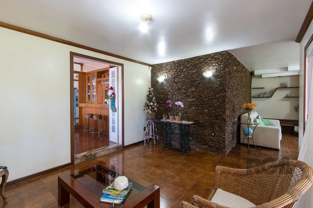 Imagem Casa com 4 quartos, suíte, churrasqueira, lareira, garagem coberta e lindo jardim.