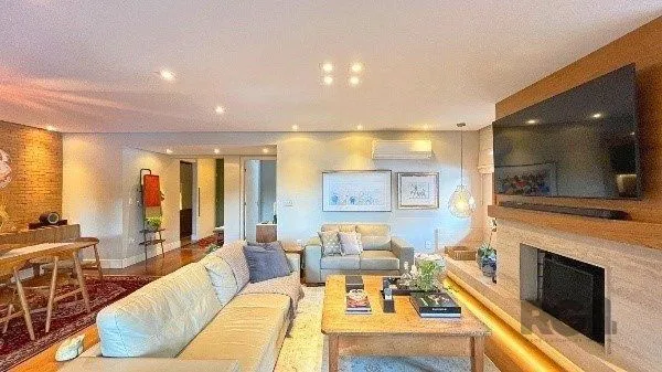 Imagem Apartamento de 200m², 4 quartos, 1 suíte e 4 vagas - Moinhos de Vento
