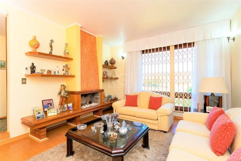 Imagem Casa para Venda - 228m², 4 dormitórios, sendo 1 suites, 5 vagas - Teresópolis