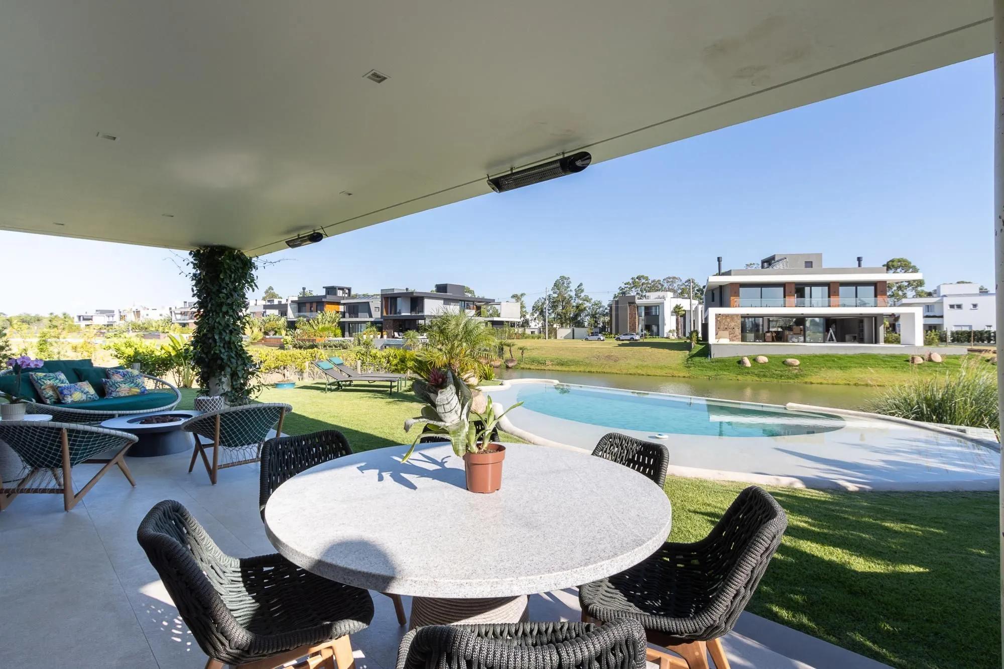 Imagem Casa em Condominio com 348m, 3 suites, 4 vagas de garagem em lote Molhado no Condominio Peninsula Ponta da Figueira.