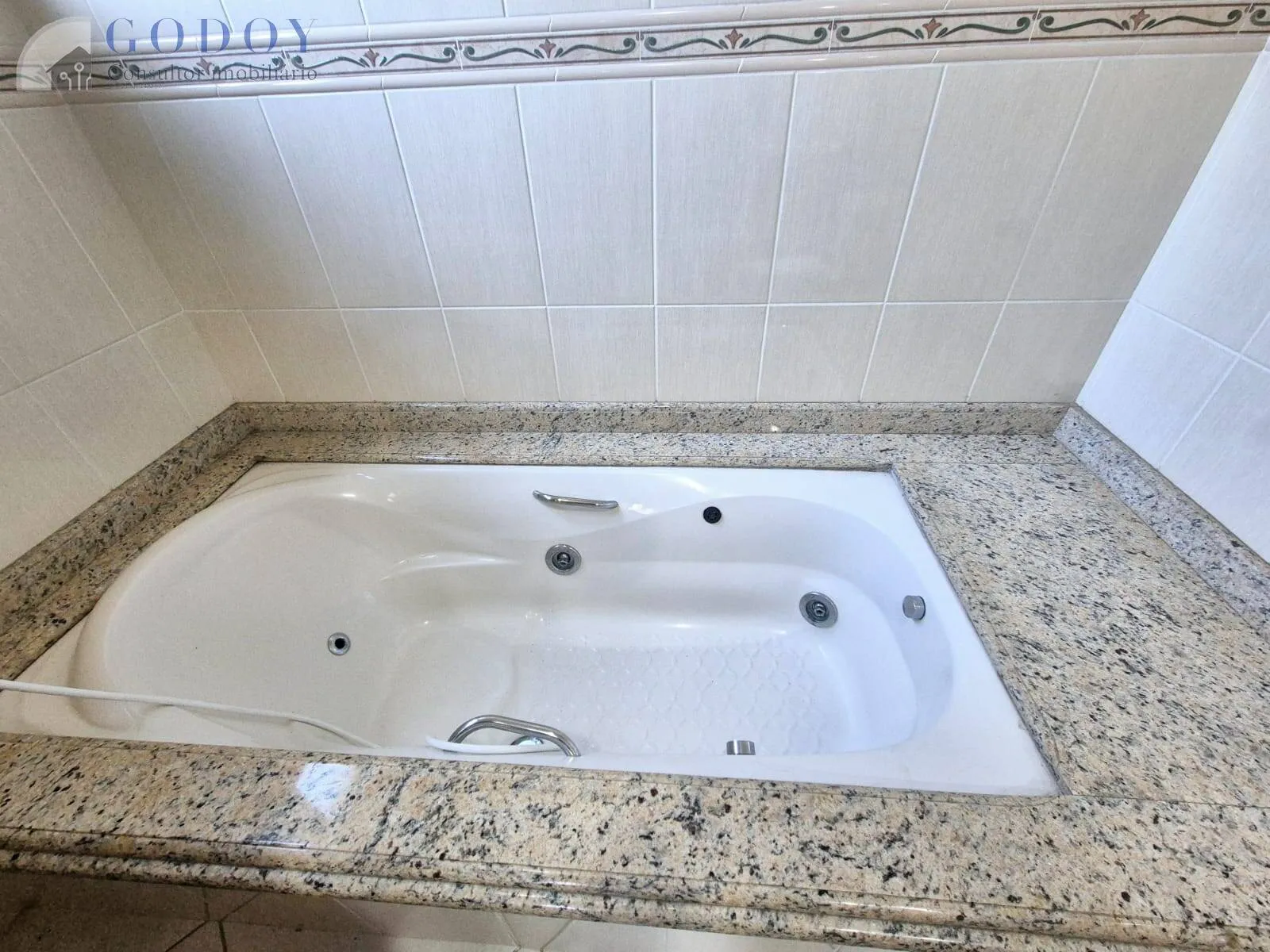 Imagem Seu Novo Lar no Colonial Village - Piscina e Quintal Amplo