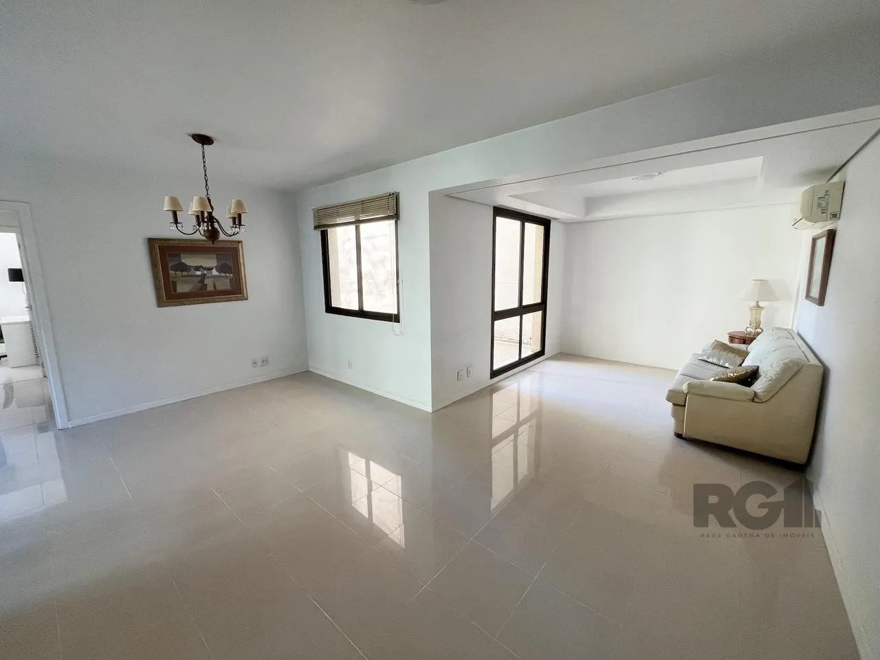 Imagem Apartamento de três quartos, suíte, churrasqueira e duas vagas de garagem (box duplo) no bairro Auxiliadora em Porto Alegre.