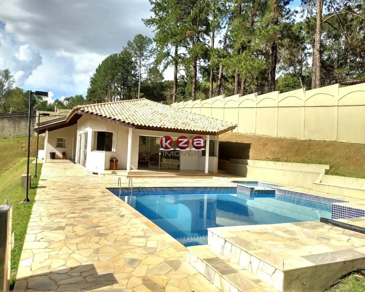 Imagem Terreno a venda em Condomínio de Luxo em Valinhos-SP, Residencial Vila Lombarda - 1.017,28m² de Área
