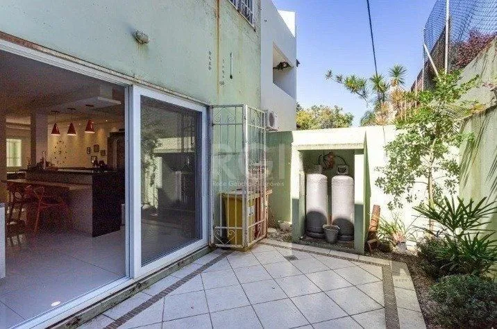 Imagem Casa com 03 dormitórios, 01 suíte, pátio, terraço com churrasqueira e vaga de garagem para 03 carros no bairro Ipanema