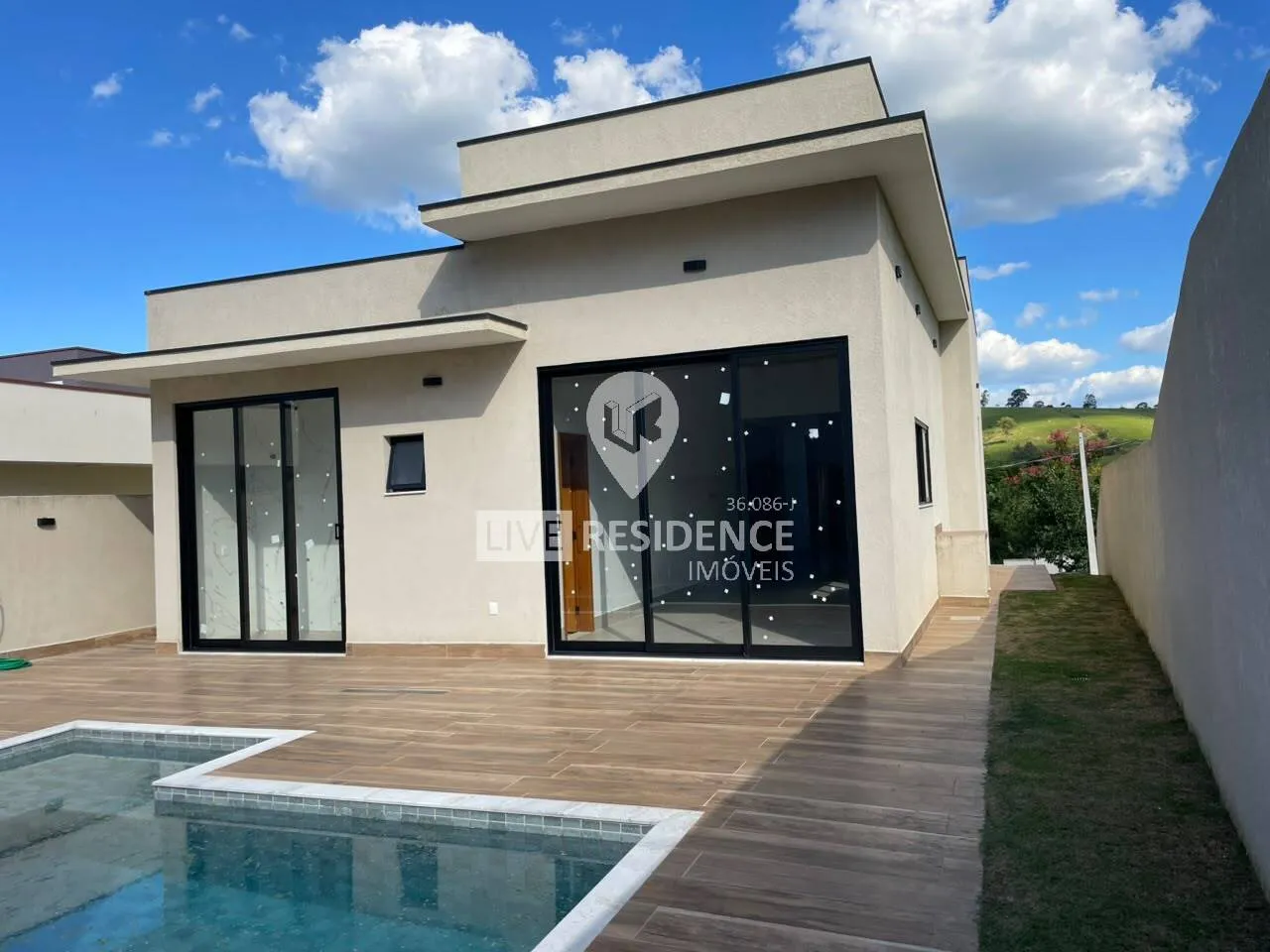 Imagem com piscina e energia solar na cidade de Itatiba SP