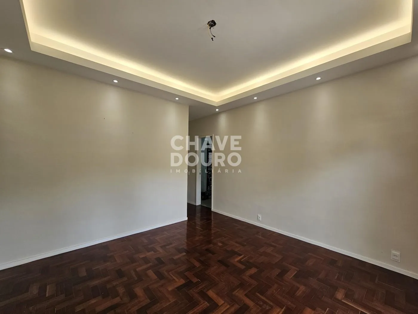 Imagem Apartamento de 2 quartos + dependência, varanda, 2 vagas e elevador.