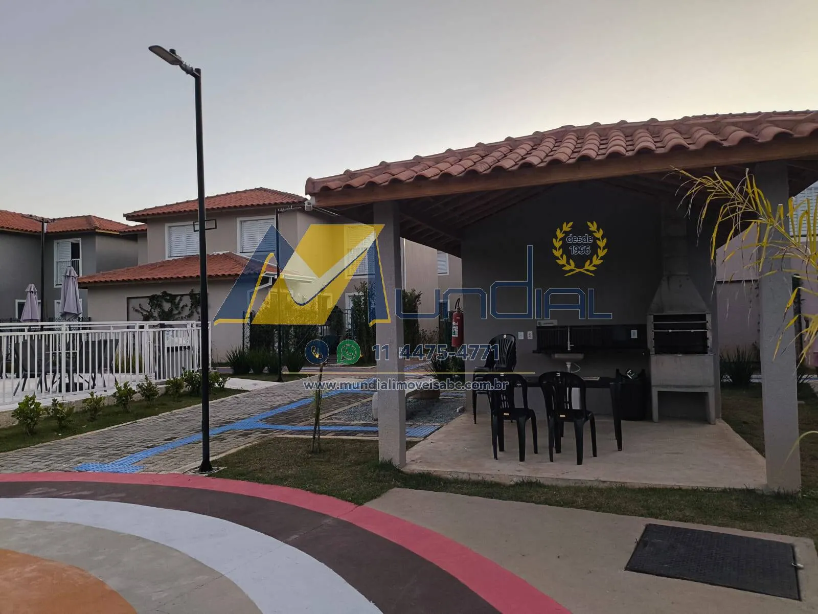 Imagem Sobrado à Venda no Condomínio Paradise - 105 m²,Suíte e Lazer Completo
