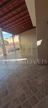 Imagem Espaçosa casa três dormitorios com edicula completa nos fundos