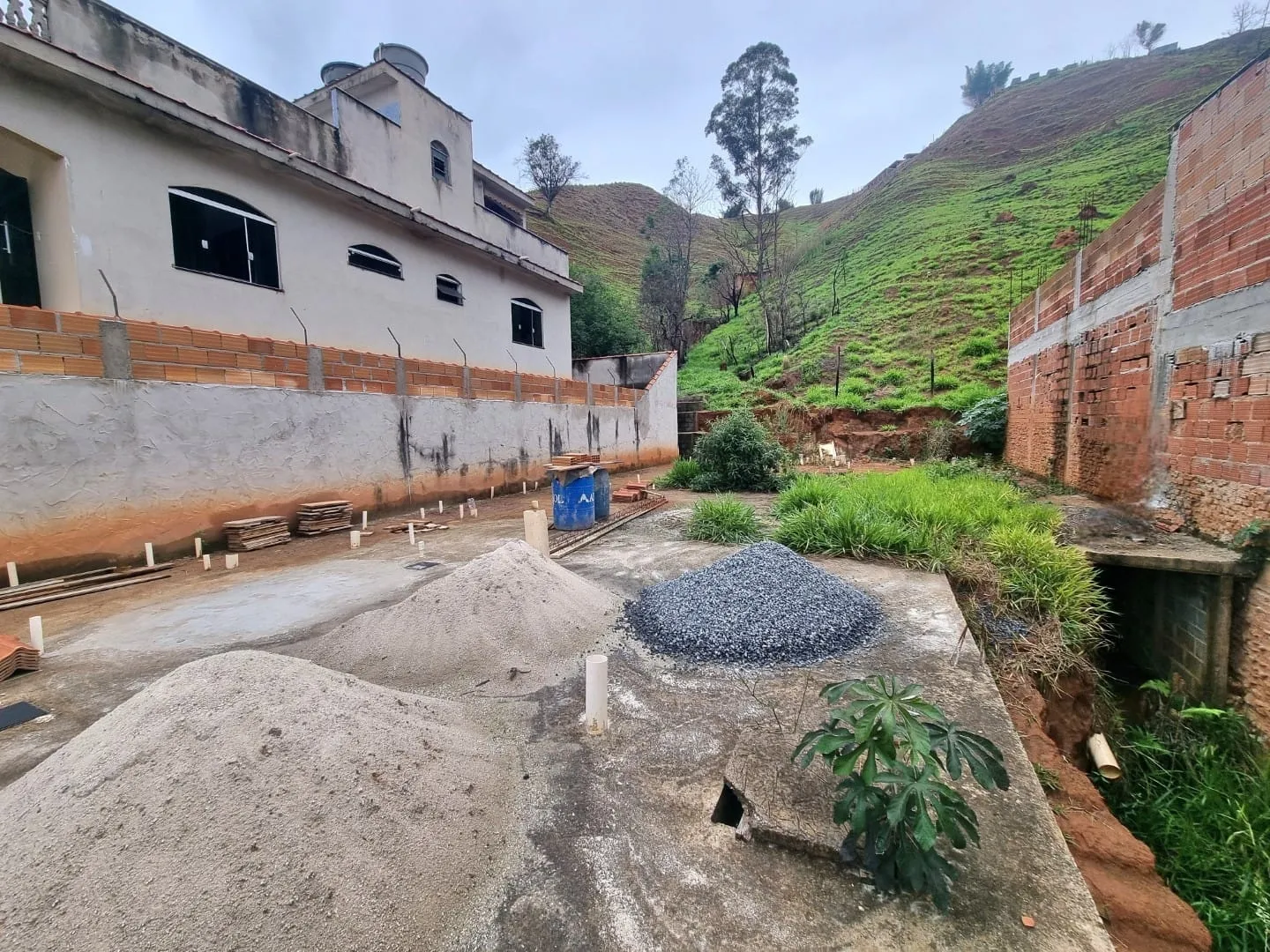 Imagem Terreno de 250m² à venda em Aparecida com projeto aprovado para 16 lofts modernos, ideal para uso residencial ou comercial, com vista incrível para a