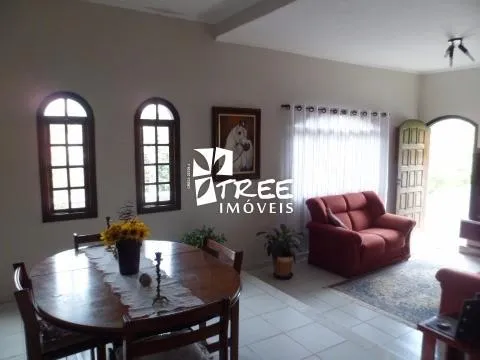 Imagem VENDA DE SOBRADO NO BARBOSAS, EM ARUJÁ/SP, 300m² com 3 quartos, suíte, varanda, quintal amplo e garagem coberta para 2 autos. CONSULTE-NOS.