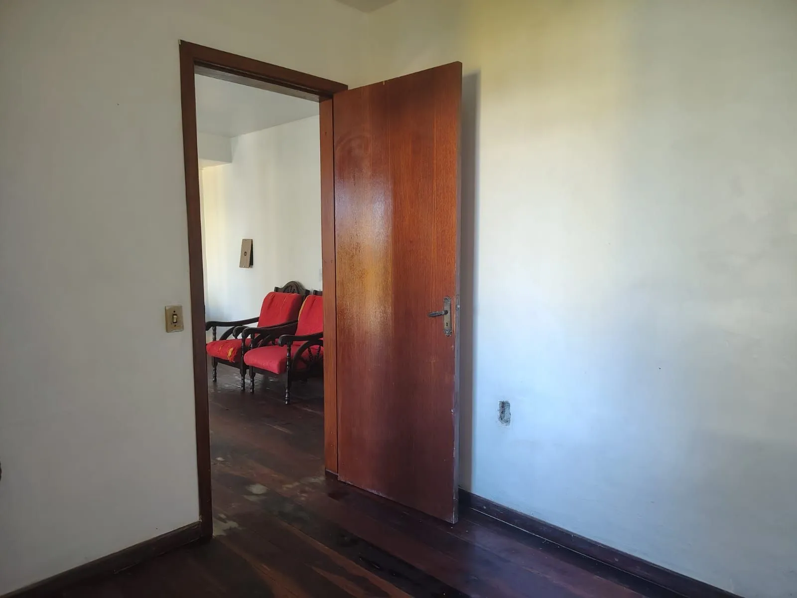 Imagem Casa de 4 dormitórios, 1 suíte e 4 vagas de garagem no bairro Cavalhada.
