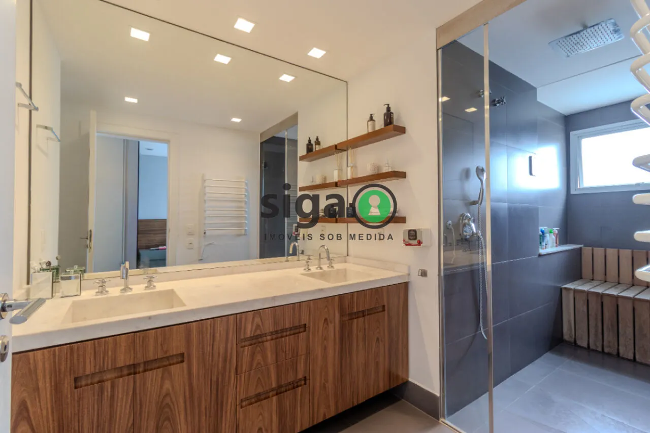 Imagem Apartamento à venda no Campo Belo - 219 m² - 3 suítes - 3 vagas - mobiliado - andar alto