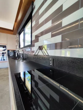 Imagem Casa incrível com 4 suítes, piscina, Beach e Salão de Jogos - Mobiliada