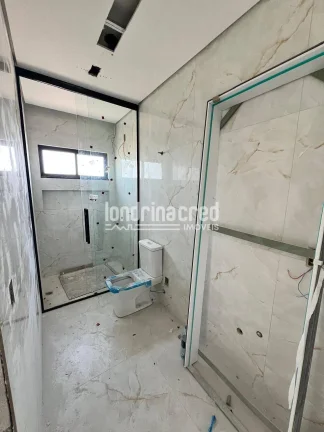 Imagem Casa assobradada mobiliada, 3 suítes com sacada, closet, piscina, churrasqueira, placas solares, 4 vagas, casa inteligente e acabamento premium
