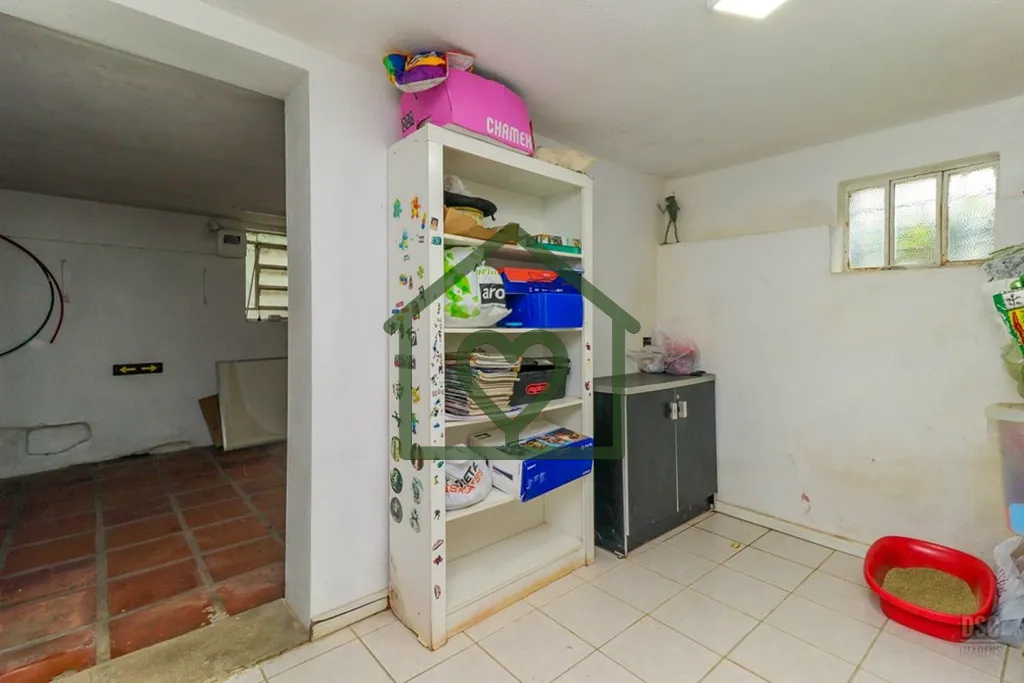 Imagem Bem-vindo a esta encantadora casa à venda em Porto Alegre, situada no coração do bairro Santo Ant...