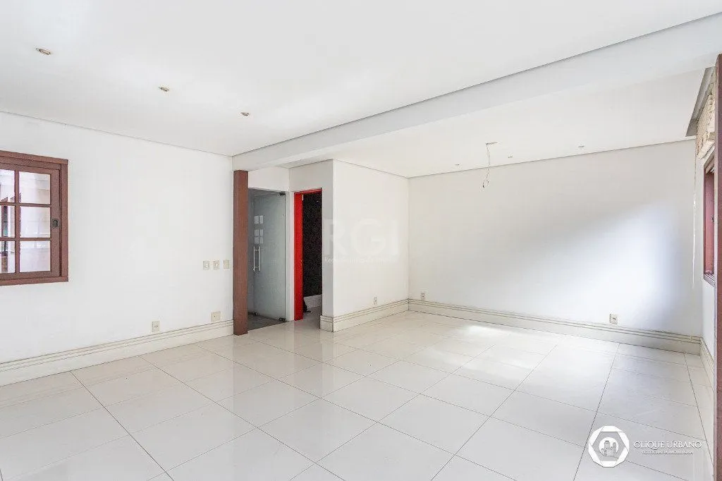 Imagem Casa para Venda - 330m², 4 dormitórios, sendo 3 suites, 2 vagas - Petrópolis
