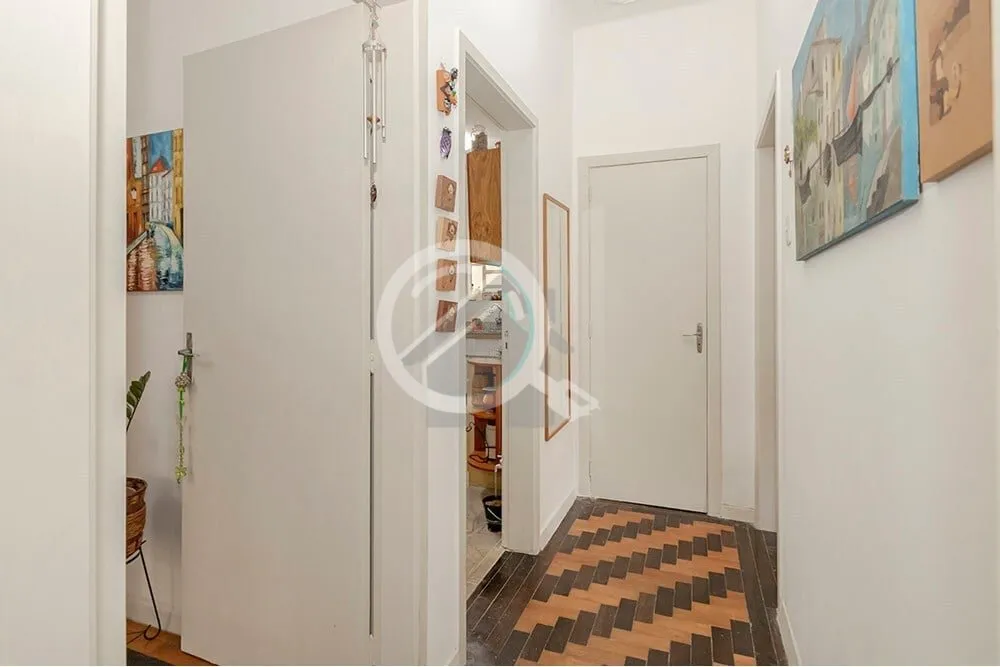 Imagem Excelente apartamento térreo localizado no bairro Menino Deus. Imóvel com 76m² distribuído em 2 ...