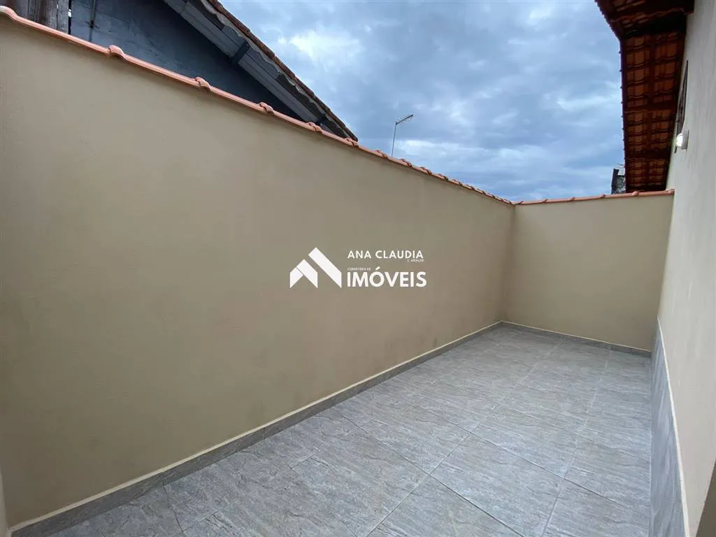 Imagem Casa nova com piscina a venda em Mongaguá a 400 metros da praia, lado serra