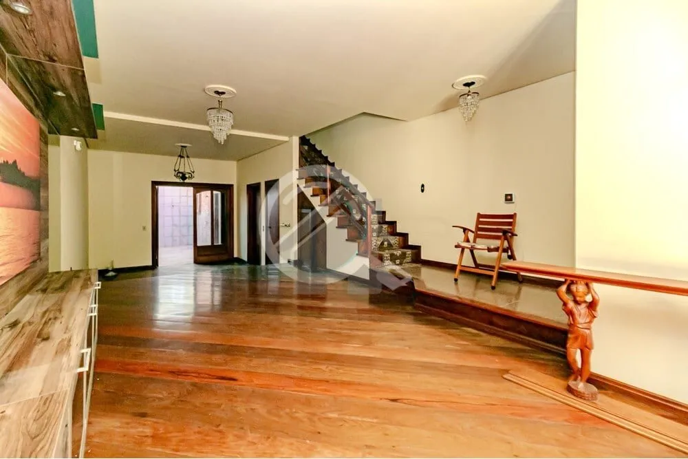 Imagem Casa com 243m2, desocupada, no bairro Menino Deus, 3 dormitórios (3 suítes), sacada, living, cozin...