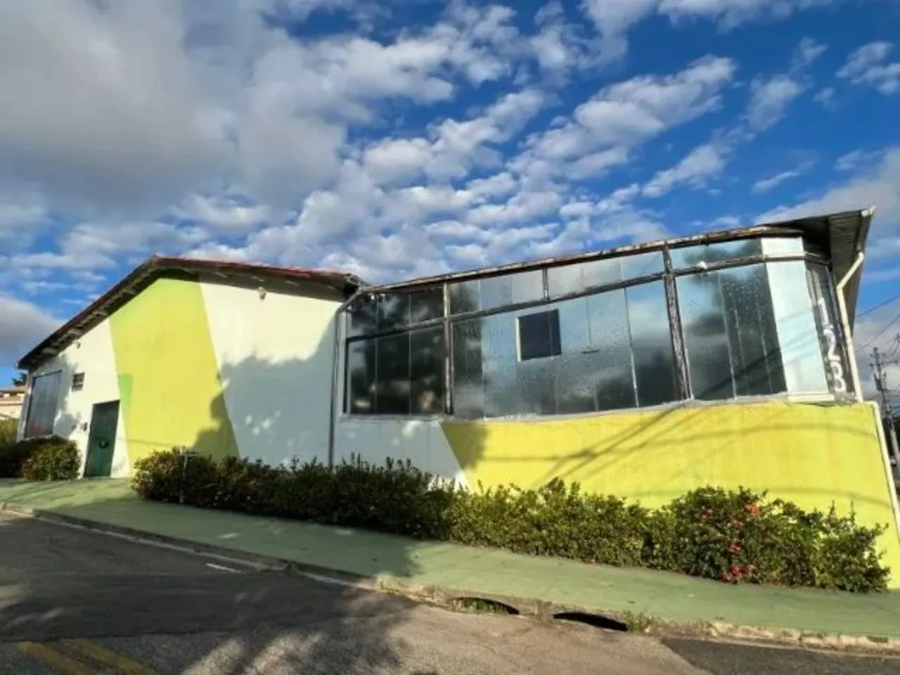 Imagem Salão Comercial à Venda em Sorocaba-SP: 3 Salas, 2 Banheiros, 279m² no Jardim do Sol!