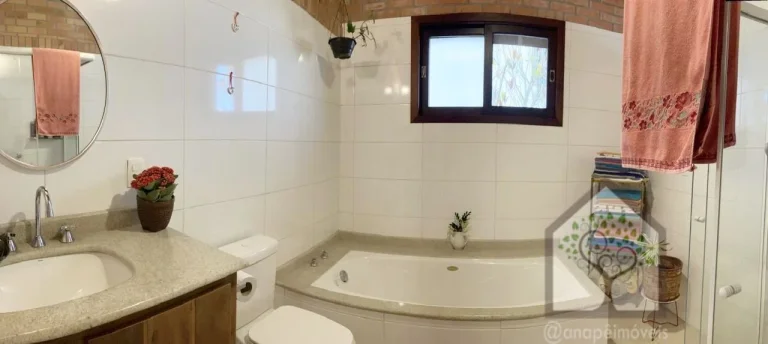 Imagem Casa rústica em condomínio fechado no Sambaqui