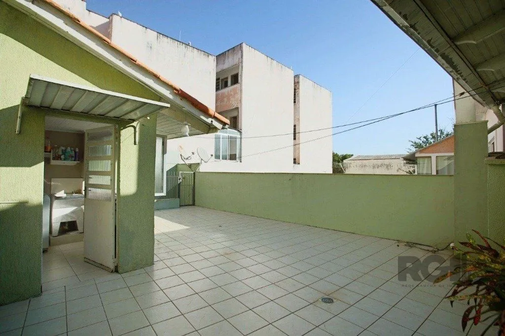 Imagem Excelente casa de 235m² com 4 dormitórios e 3 vagas no bairro Azenha.