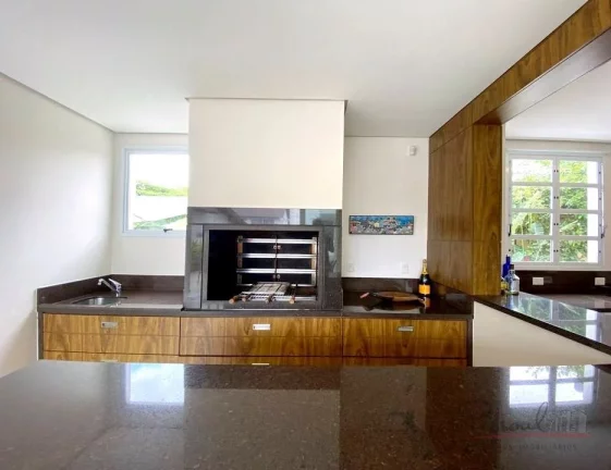 Imagem Belíssima casa com 4 Suites, 6 vagas cobertas  em Jurere Internacional a poucos passos da Praia. T...