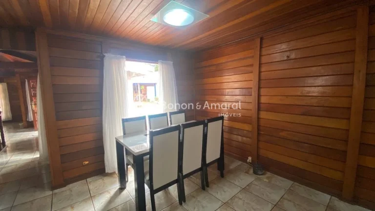 Imagem Casa térrea de madeira, com excelente distribuição. São 3 suítes, sendo 1 suíte máster com hi...
