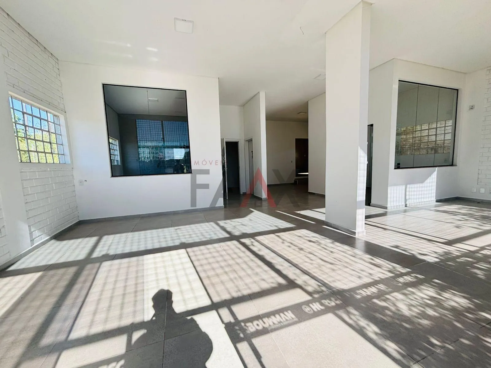 Imagem Sala Comercial para Locação em Frente à BR-277 com Terreno Amplo 840 m