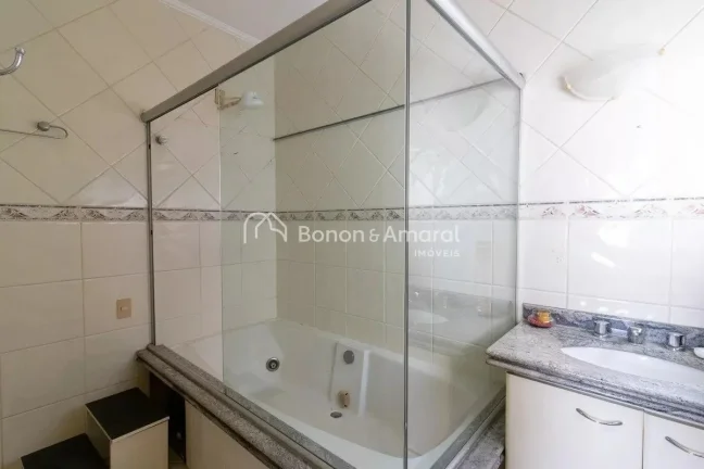 Imagem Localizado em Campinas, este espaçoso apartamento oferece um ambiente confortável e funcional. Com...