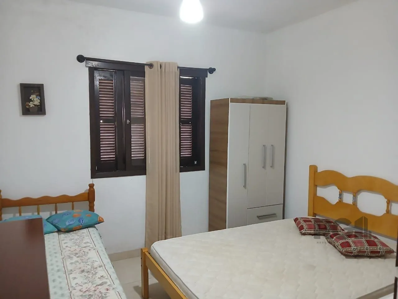 Imagem Casa de 2 dormitórios, com banheiro social, e um living em 2 ambientes, com banheiro Social, e cozinha com área de serviço, mais um patio pra 3 carros, e uma piscina nos fundos...