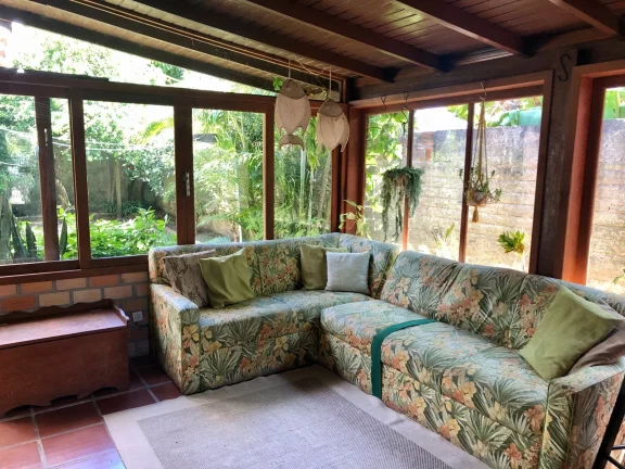 Imagem Oportunidade única: Casa dos sonhos em Garopaba com edícula e jardim exuberante!