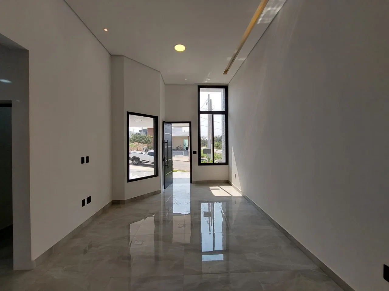 Imagem Impecável casa à venda em Sorocaba-SP, Wanel Ville: 3 quartos, 3 suítes, 145 m² de área, 4 banheiros e 2 vagas. Confira já!