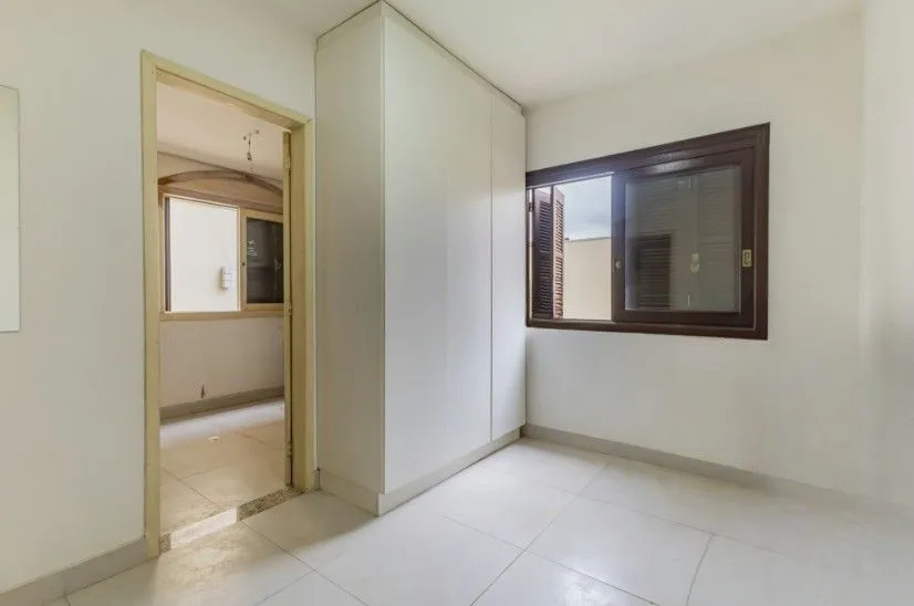 Imagem Casa com pátio e churrasqueira em frente à praça - Jardim Sabará