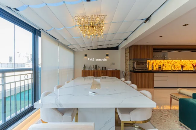 Imagem Apartamento de Alto Padrão de 3 suítes em Moema com 330m² e 4 vagas de garagem.