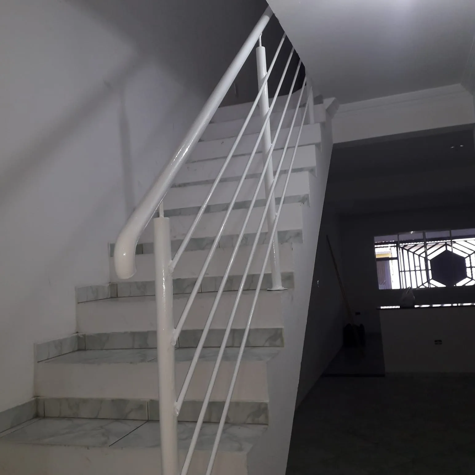 Imagem "Residência Confortável e Prática: Garagem Coberta, Três Dormitórios Aconchegantes, Sala Ampla, Cozinha Espaçosa e Mais! Descubra o Seu Novo Lar."