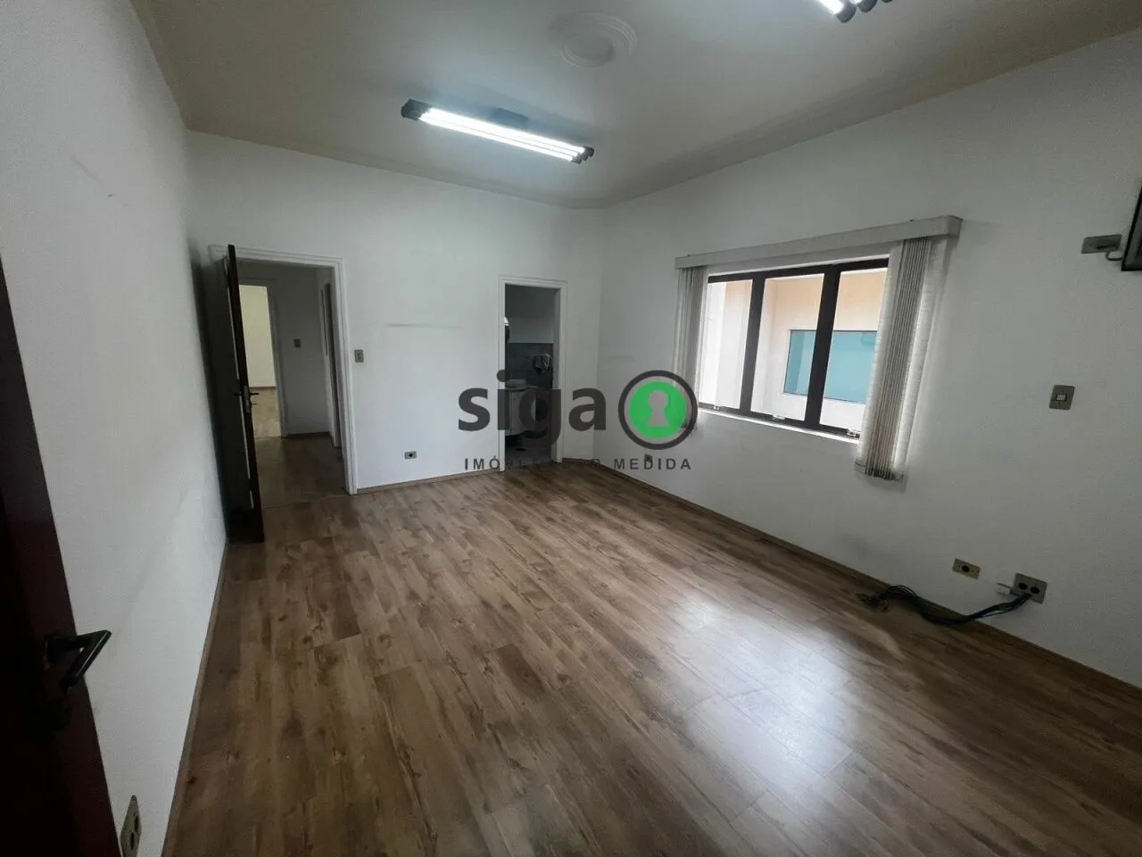 Imagem Casa Comercial para Venda ou Locação com 13 salas, 10 vagas, 9 banheiros no Jardim Paulista.