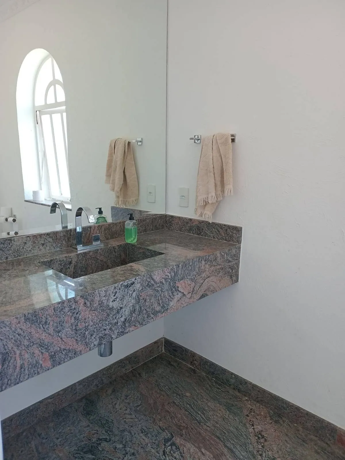 Imagem Casa dos Sonhos à Venda no Tamboré 1: Conforto, Lazer e Privacidade