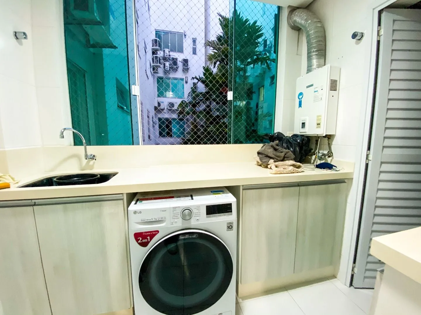 Imagem Apartamento de Alto Padrão em Cacupé - 03 Suítes + 02 Vagas de Garagem