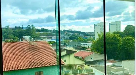 Imagem LOCAÇÃO DE CASA COMERCIAL NO CENTER VILLE, EM ARUJÁ/SP, 740m² com 2 salas, cozinha, piscina, jardim, quintal amplo e 4 vagas p/ autos. CONSULTE-NOS.